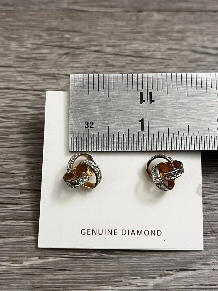 Brincos de prata esterlina folheados a ouro com nó de diamante Victoria Townsend - Imagem 3 de 3