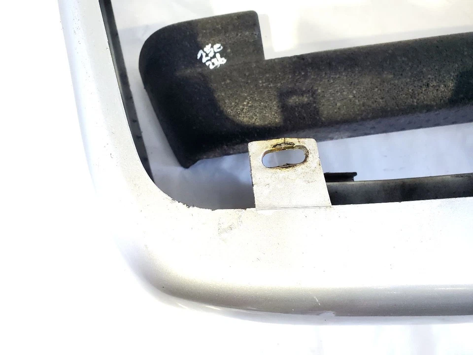 1998 2003 Volkswagen Eurovan OEM Rear Bumper With Lights Silver - Imagem 4 de 4