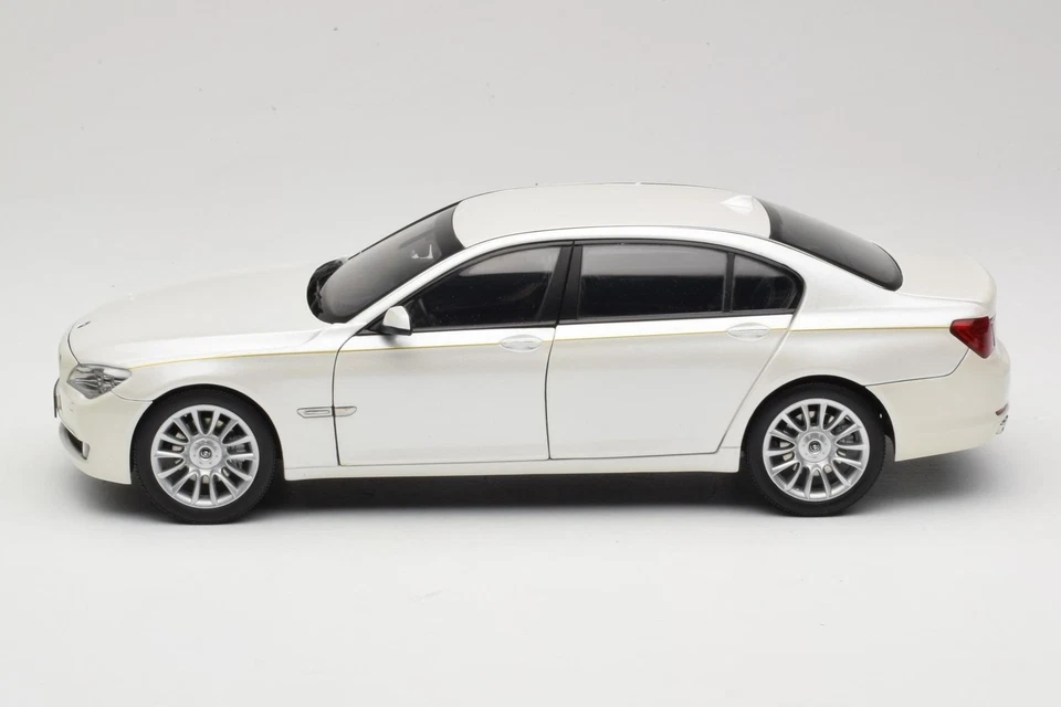 08783BRW BMW 7 Series F02 760Li Brilliant White Kyosho 1:18 - Image 4 of 4