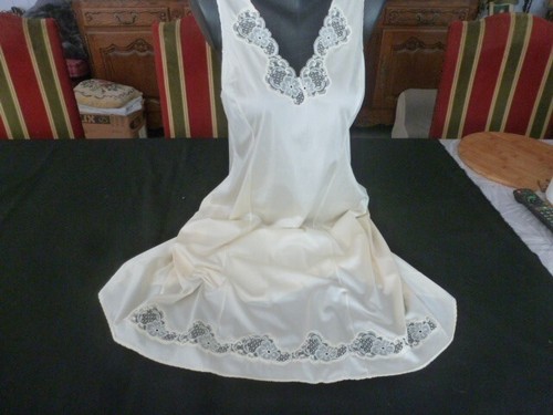 jolie combinaison &fond de robe vintage jolie dentelle T46 fait 42/44
