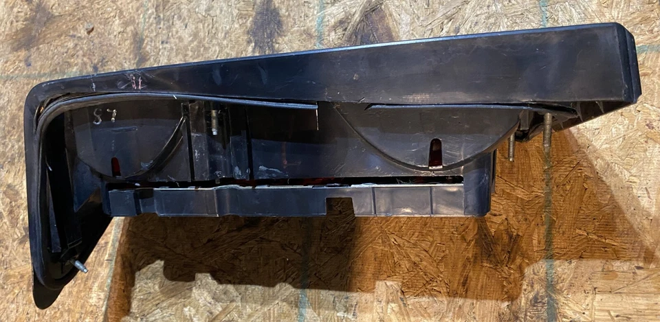 Conjunto de luz trasera izquierda Saab Classic 900 sedán o convertible. Grietas Foto 3 de 4