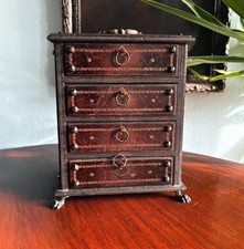 Scrigno portagioie vintage in pelle con cassetti e maniglie, comò casa bambole