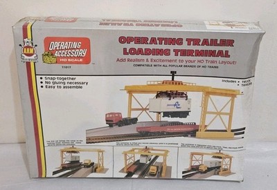 AHM HO Scale Operating Trailer Loading Terminal 11017- Sealed