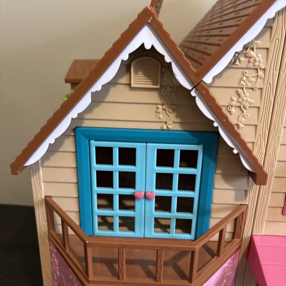 Lil’ Woodzeez Honeysuckle Hillside Cottage w/Furniture So Adorable And Fun - Image 4 of 4