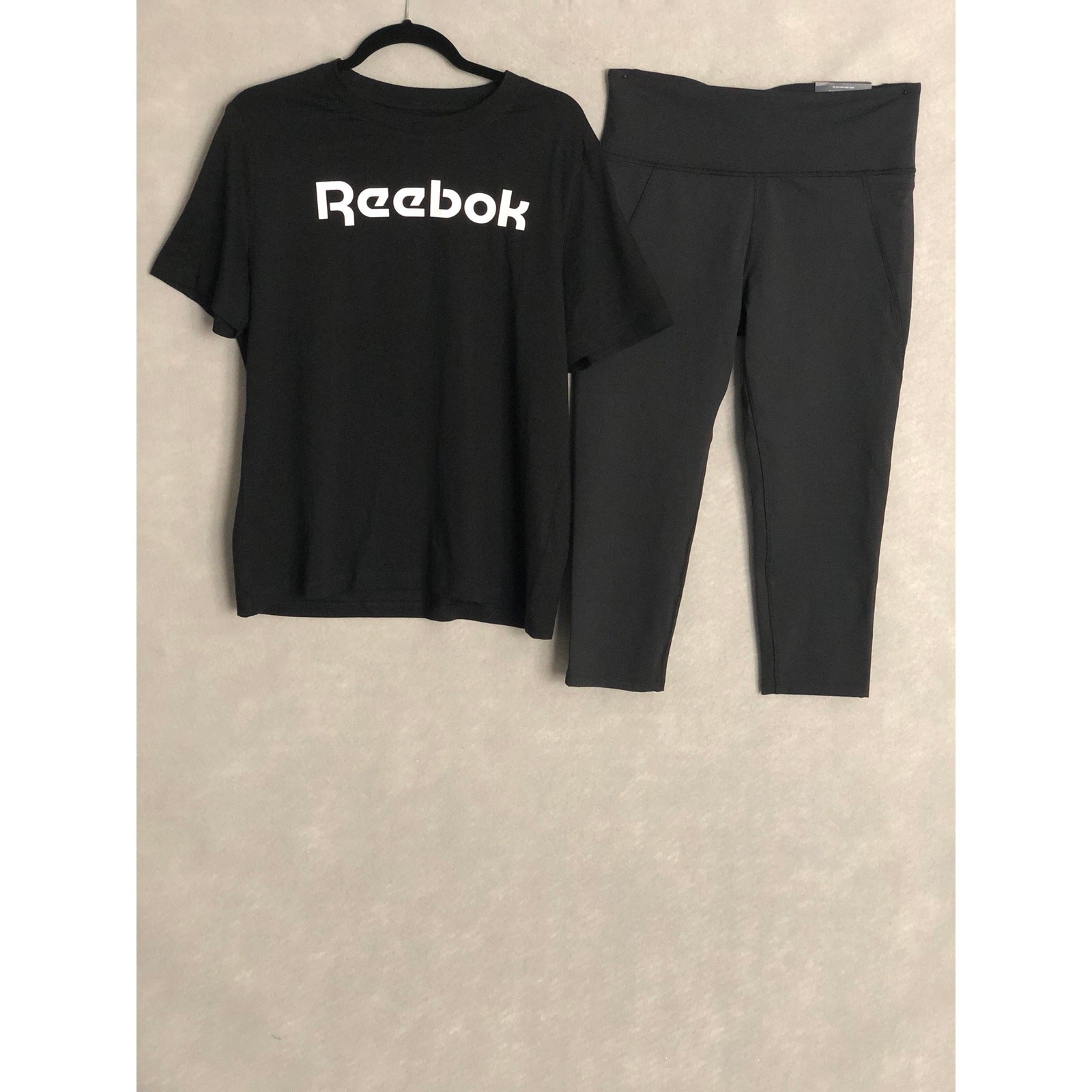 Reebok Athletic Set Women's Large T-Shirt and Leggings Black NEW