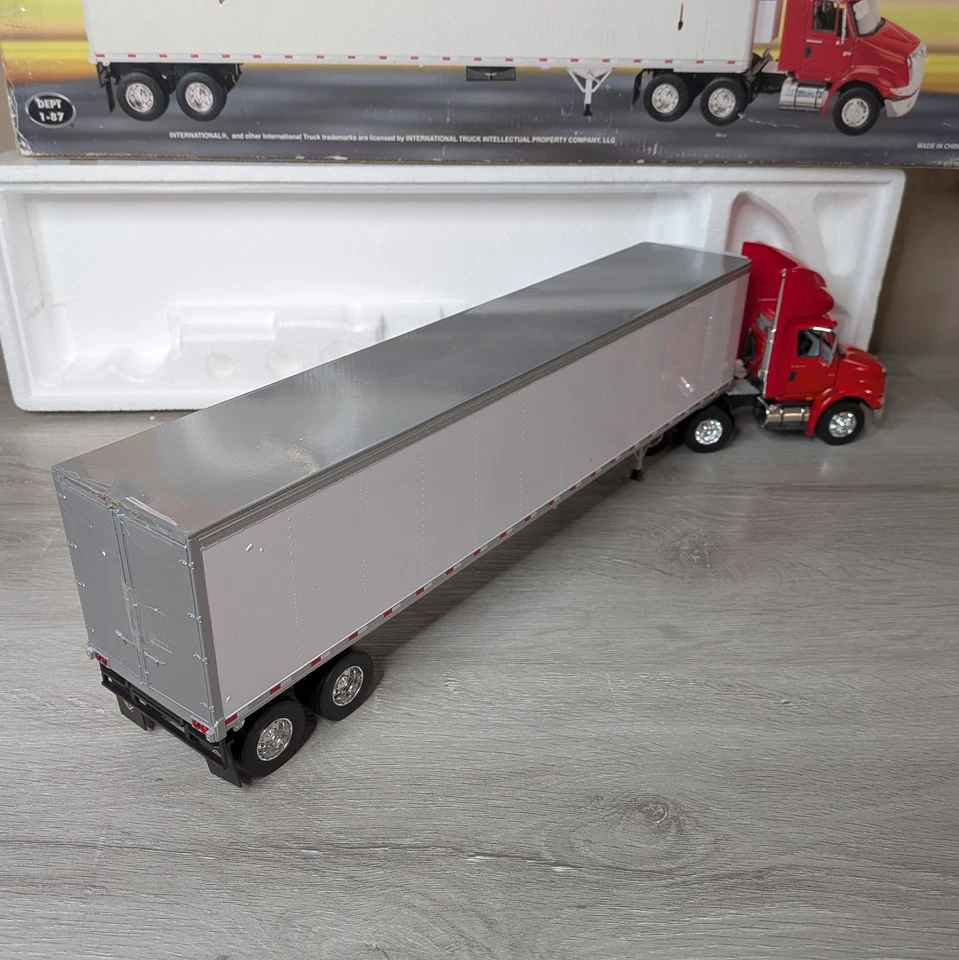 Boley 1:32 Scale International 8600 Tractor Trailer & 53' Reefer - Open Box - Image 4 of 4