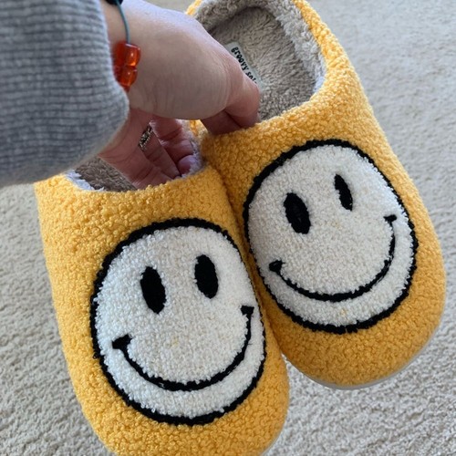 Groovy Soles Happy Feet Smiley Sherpa Slippers Yellow Brand New - Picture 7 of 7