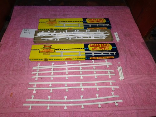 2 packs Aurora HO Scale Model Motoring Guard Rail with Posts No 1532 16 Pieces - Picture 1 of 9
