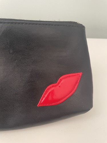 Laura Geller piccola borsa cosmetica nera in ecopelle con labbra rosse - Foto 2 di 10