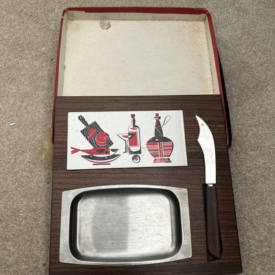 Vintage Hostess Servierkäsebrett Hartholz Nussbaum Oberfläche 70er Jahre rot verpackt