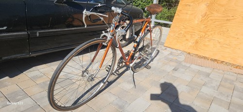 Vintage 1976 Windsor Carrera Road Bike. Leather Ideale saddle, excellent cond.