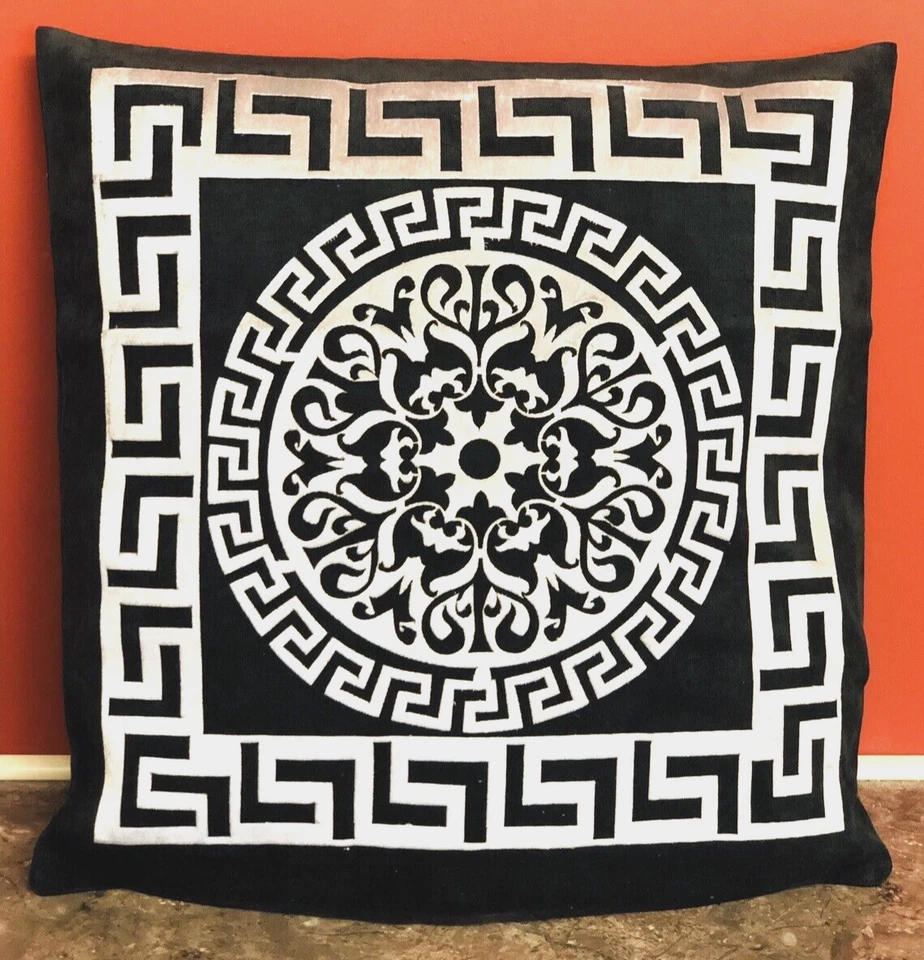 Funda de almohada decorativa geométrica griega borde y círculo negra y plateada Foto 4 de 4
