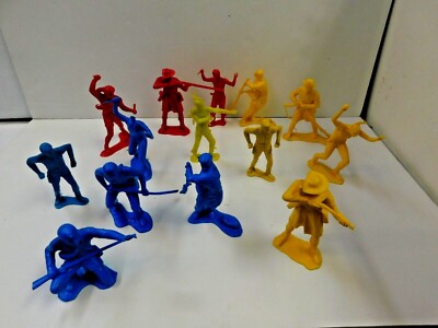 LOT OF 14 VINTAGE UNBRANDED PLASTIC INDIAN WARRIOR JUMBO LARGE TOY FIGURES, 