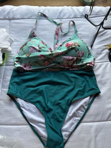 (Brand New)beachsissi 2 Piece Floral Top Bathing Suit.