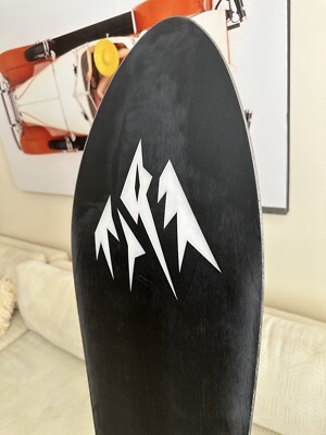 Snowboard Jones Storm Wolf 162 designed by surf shaper Chris
