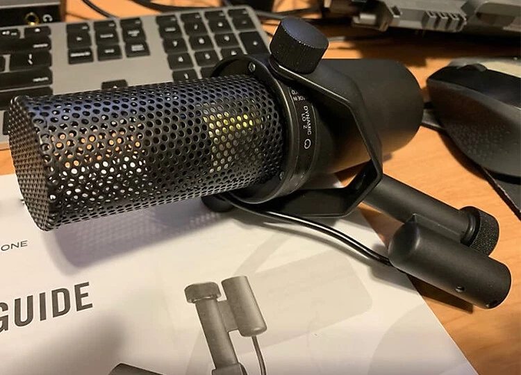 Professional SM7B Vocal Dynamic Microphone for Radio Recording Broadcasting - Image 4 of 4