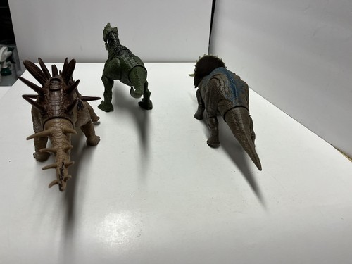Jurassic World Roar Attack ceratosaurus, kentrosaurus & sound strike triceratops - Picture 4 of 11