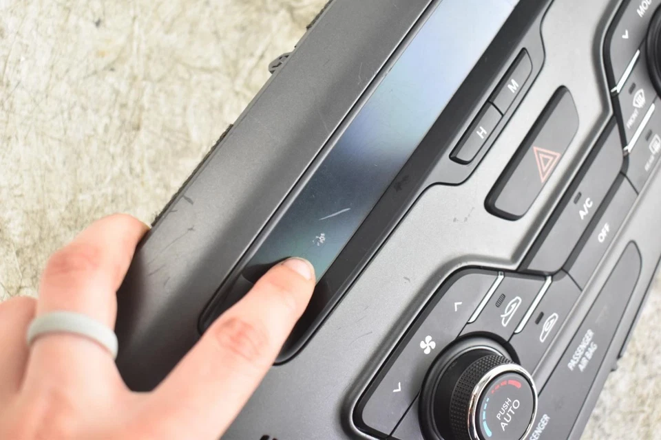 KIA Optima EX 2012 unidad de aire acondicionado de control de clima usada 119 k millas OEM 655-52825 Foto 2 de 4