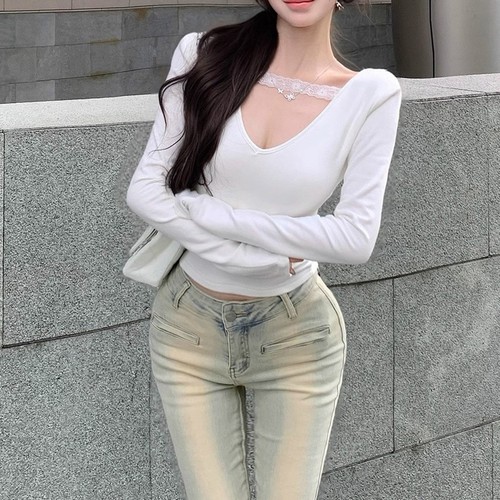 Trendiges Damen Crop Strick Top mit femininem V-Ausschnitt und Spitzenarbeit - Bild 9 von 40