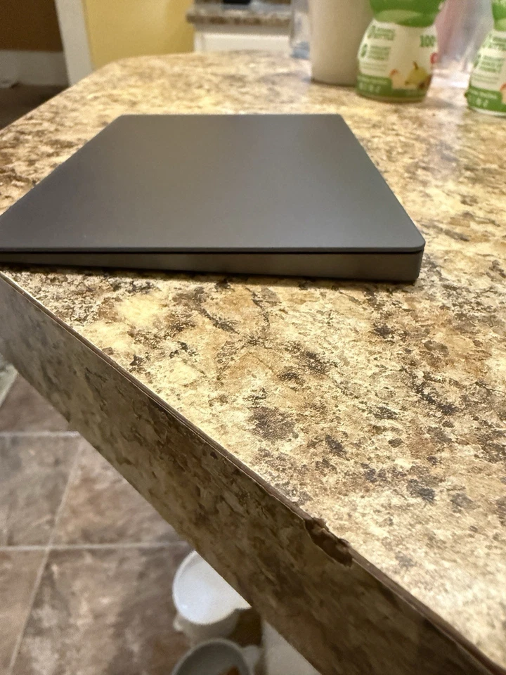 Apple Magic трекпад 2 — космический серый (A1535), осветляющий USB-порт - Изображение 4 из 4