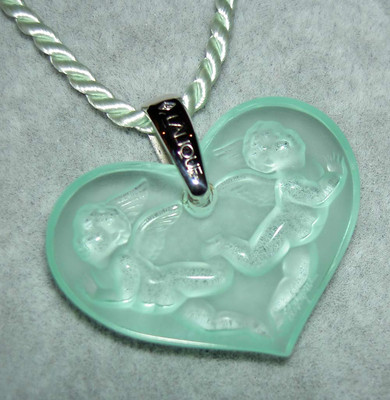 LALIQUE グリーンペンダント ラリック クリスタル クロスペンダント（グリーン）を買い取り