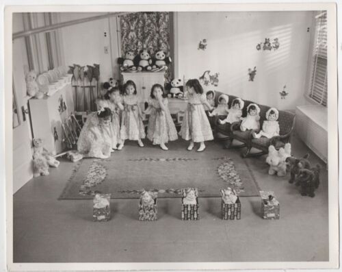 Gran adorable Original 1938 foto de la Dionne con muñecas y juguetes | eBay