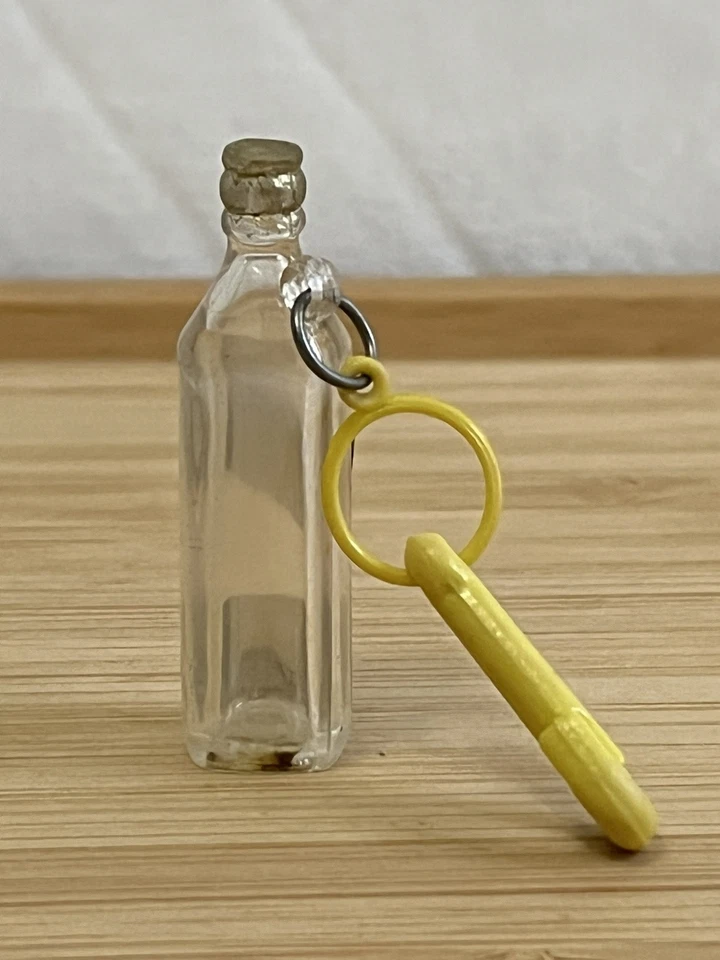 RARO DE COLECCIÓN 1980 Johnnie Walker Amarillo Plástico Clip Collar Dije Foto 3 de 4