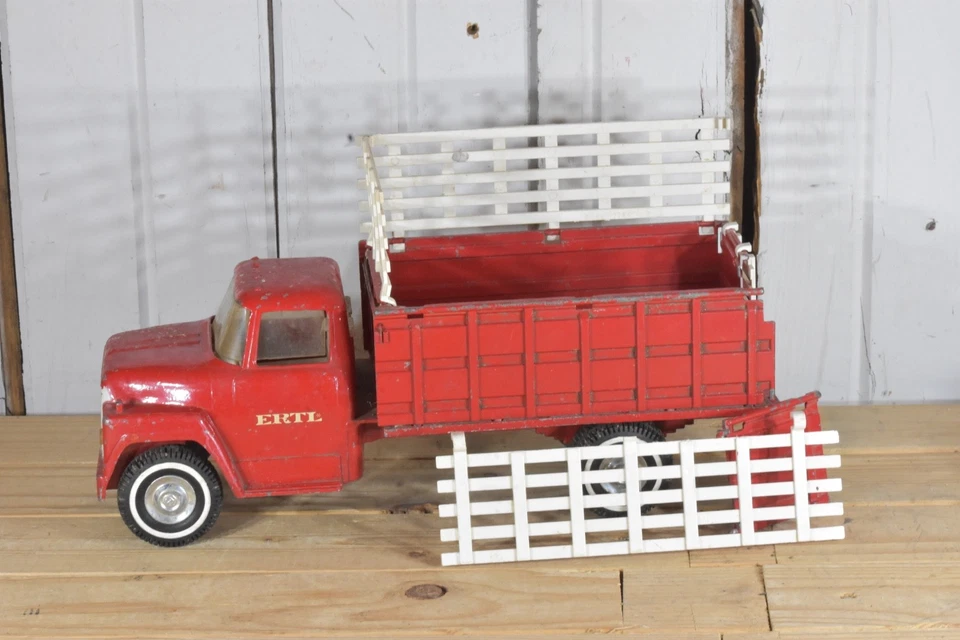 VINTAGE ERTL  INTERNATIONAL HARVESTER IH RED  GRAIN  LIVESTOCK TRUCK - Image 3 of 4