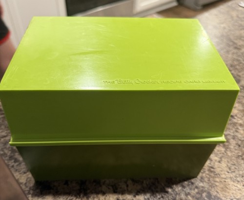 Betty Crocker Recipe Card Library Green Recipe Box w/ Lid & Recipe Cards