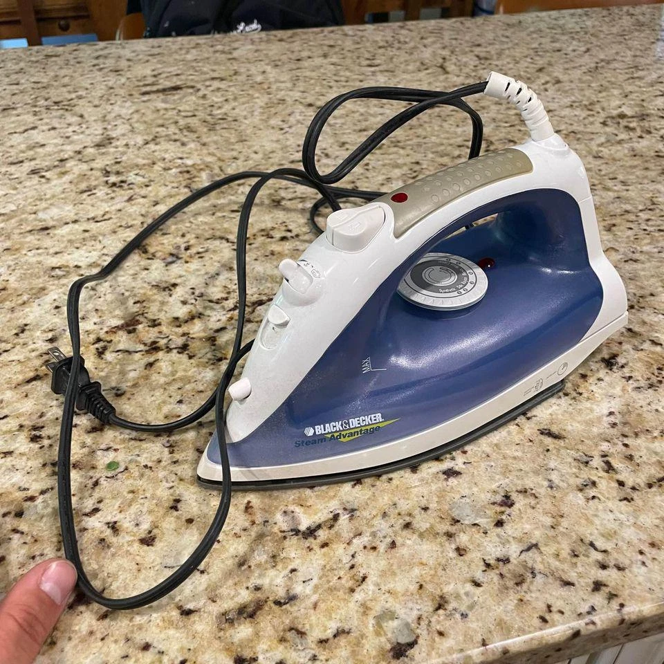 Black & Decker STEAM ADVANTAGE CLOTHES CLOTHING IRON MODEL #AS145