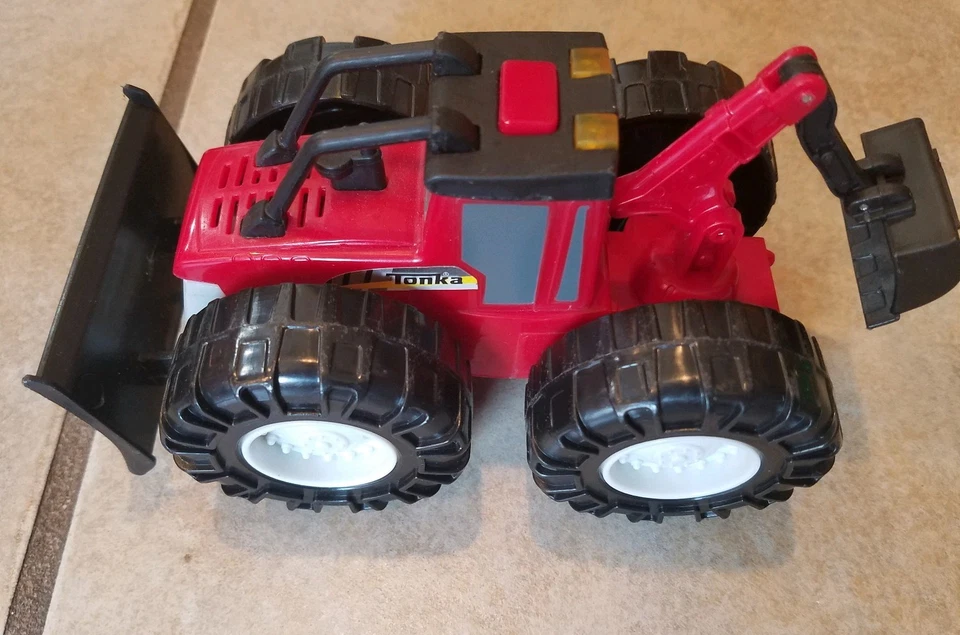 TONKA RED CONSTRUCTION FARM VEHICLE WITH SOUND - Image 3 of 4