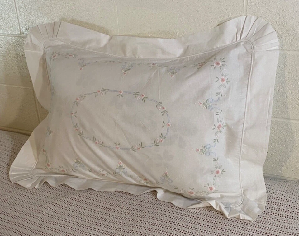 "Almohada falsa vintage Gloria Vanderbilt 20x28"" blanca pastel floral bordada ETS" Foto 2 de 4