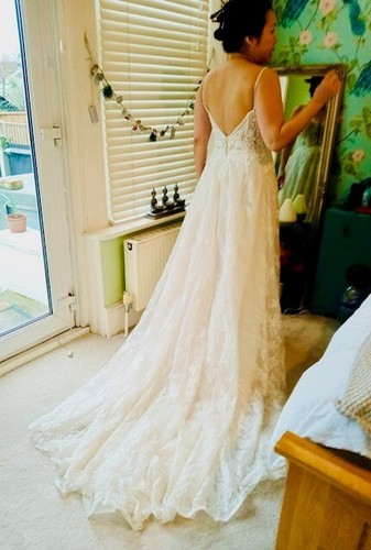 Ivory Italian-Made Lace Wedding Dress in Size 12 and Excellent Condition - Picture 6 of 6