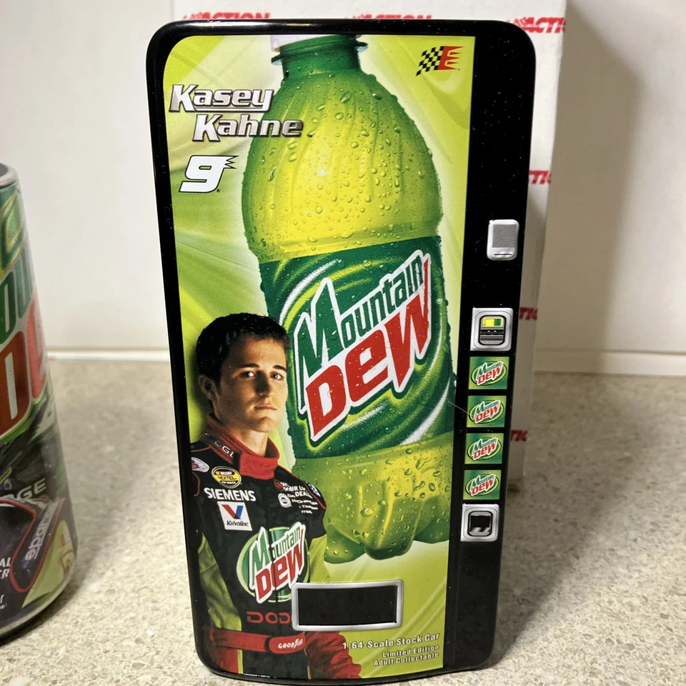 #9 LOTE DE LATAS DE ROCÍO Y MÁQUINA EXPENDEDORA KASEY KAHNE MOUNTAIN 2004/2005 color líquido Foto 2 de 4