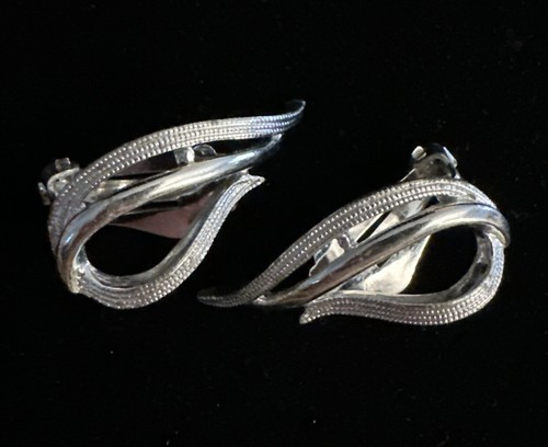 Vintage Sarah Coventry Silvertone Clip On Earrings