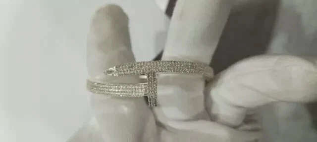 Brazalete brazalete de diamantes creados en laboratorio de corte redondo de 5 quilates enchapado en oro blanco de 14 quilates para hombre Foto 3 de 4