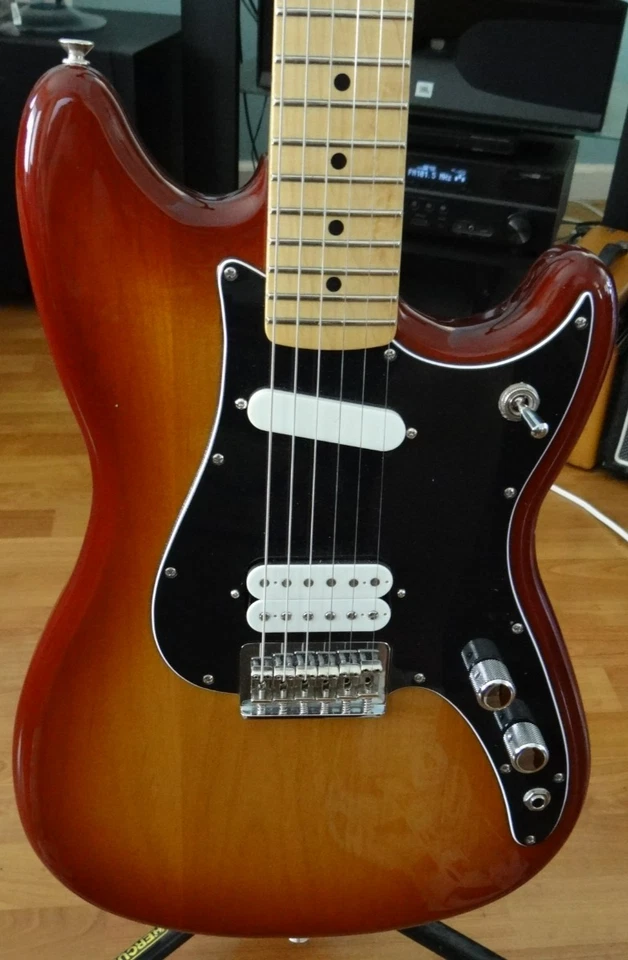 Fender Duo Sonic HS With Push-Pull Split Coil + New Fender Camo Gig Bag & Strap - Image 2 of 4