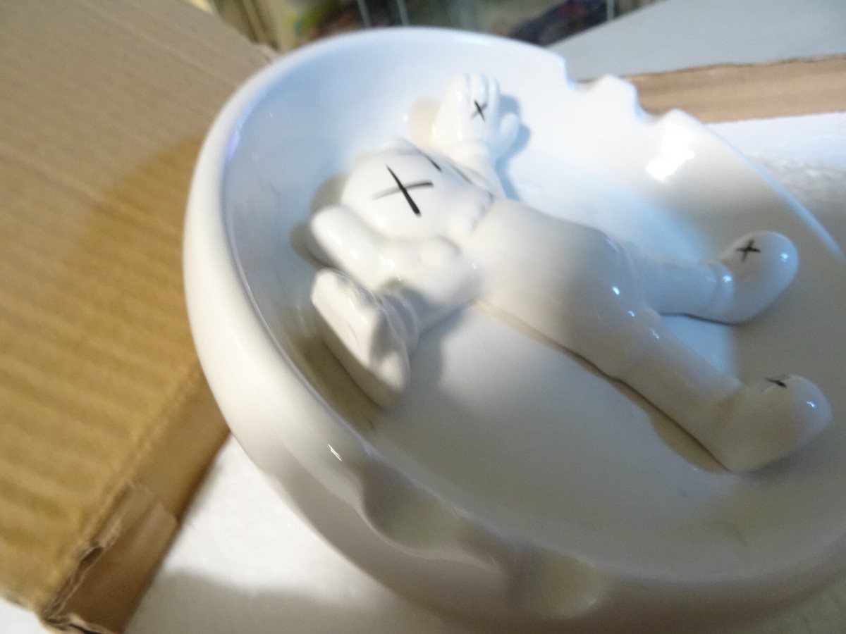 KAWS ×Original Fake ×gallery1950 Ashtray KAWS - OriginalFake Ashtray (White) – Toyol Toys