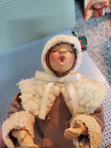Byers Choice? Caroler Woman holly in hat Dolls 9” - Picture 4 of 5