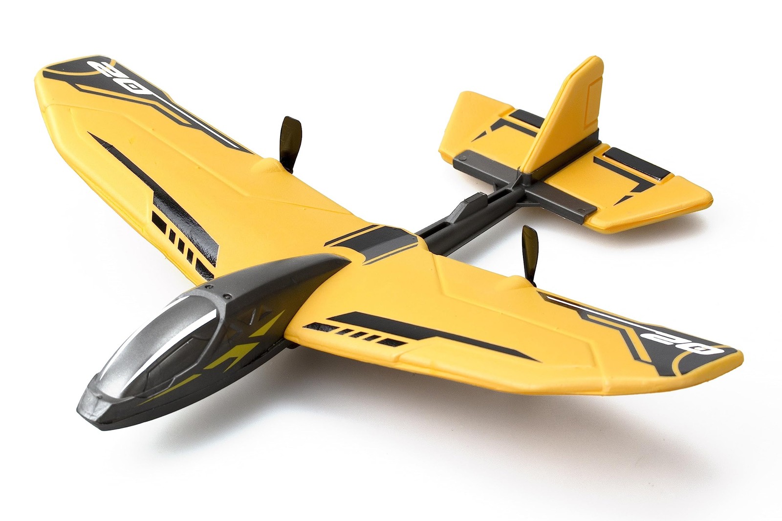 L'avion télécommandé Hornet Evo en mousse à mémoire de forme résiste aux crashs dans le jardin