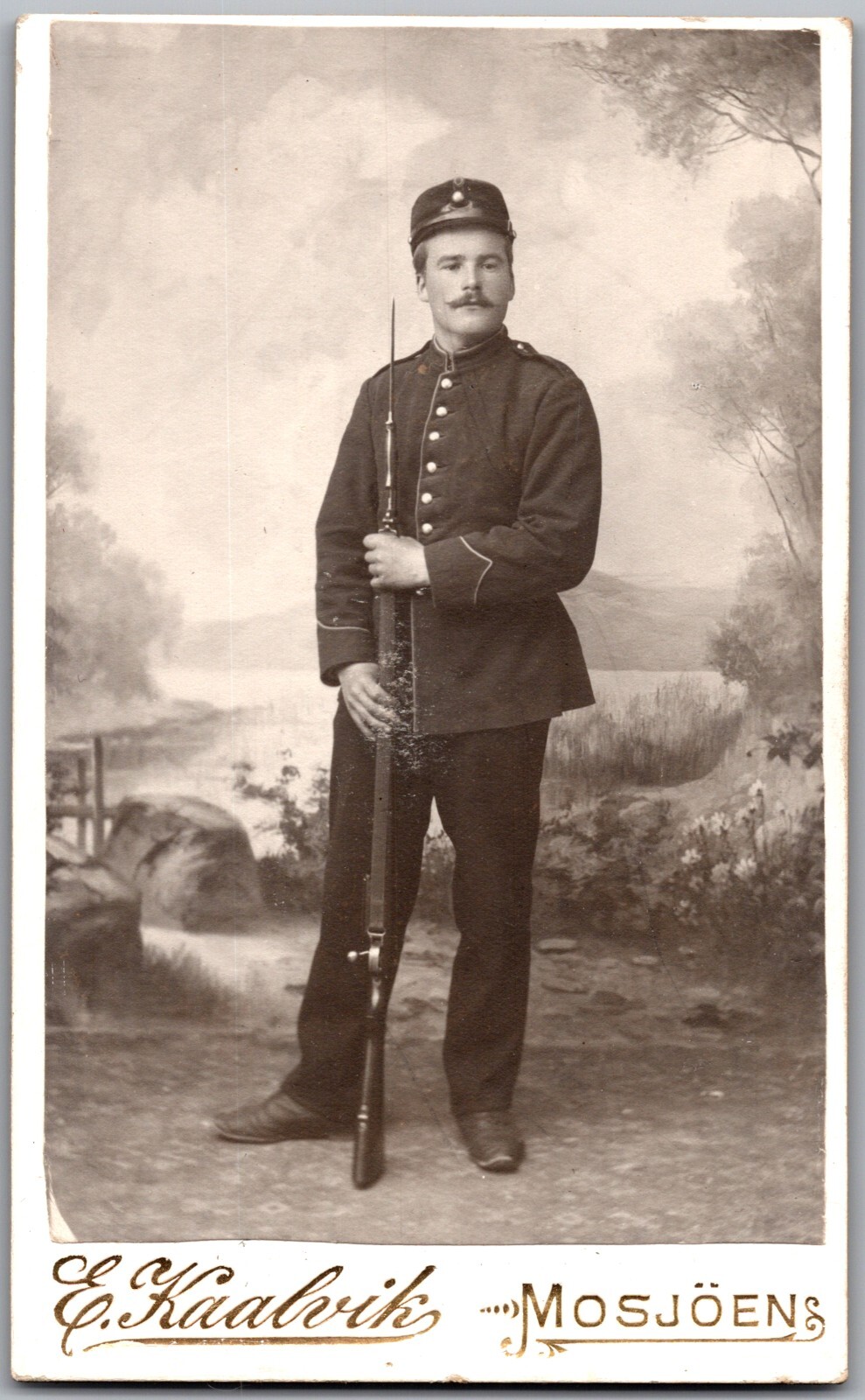 CDV CIRCA 1890s E. KAABVIK HANDSOME YOUNG SOLDIER HOLDING RIFLE MOSJOENS NORWAY