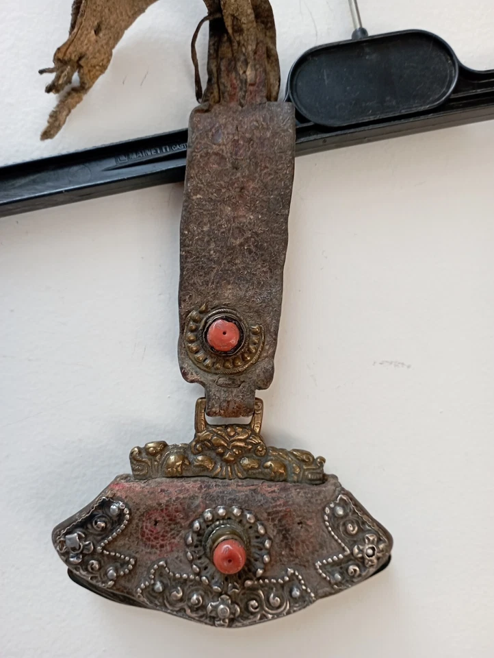 Antico Mechag Tibetano in pelle con decori di corallo, argento e ottone - Immagine 2 di 4