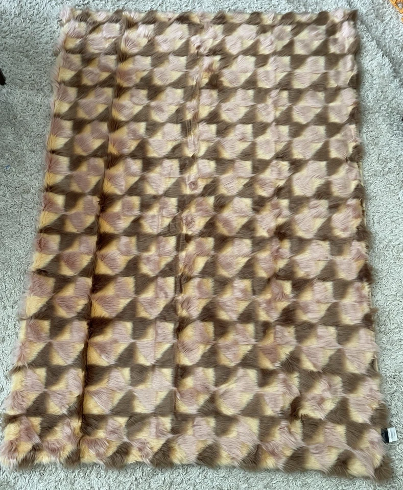 全新 Rachel Zoe 多色豪华人造毛皮毯 48 英寸 x 72 英寸几何粉色 — 第 3/4 张图片