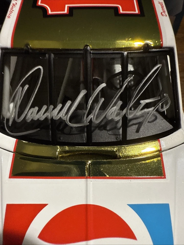 Darrell Waltrip 1983 Autografiado Pepsi Challenger Cromo 1/24 Foto 3 de 4