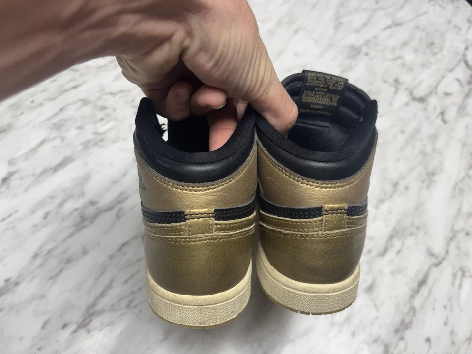 Nike Air Jordan 1 Retro Alto Negro Metálico Dorado Zapatos FD1412-071 Niño Pequeño 3 Años Foto 4 de 4