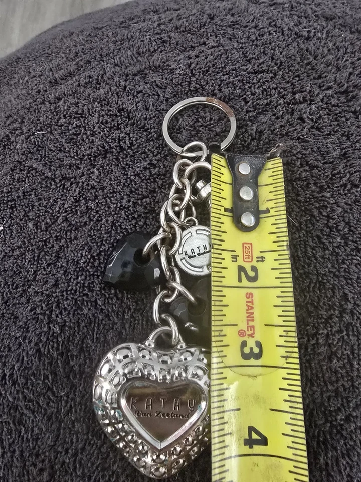 KATHY VAN ZEELAND MONEDERO ENCANTO LLAVERO PLATA METAL Y CORAZONES NEGROS 2 PEDRERÍA Foto 2 de 2