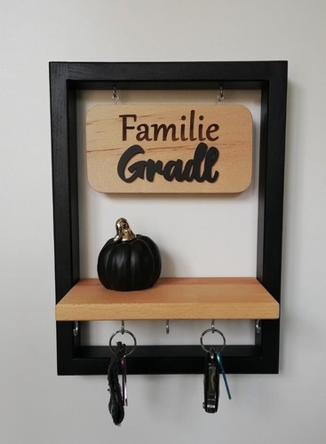 Personalisiertes Schlüsselbrett mit Ablage und Metallhaken aus Massivholz