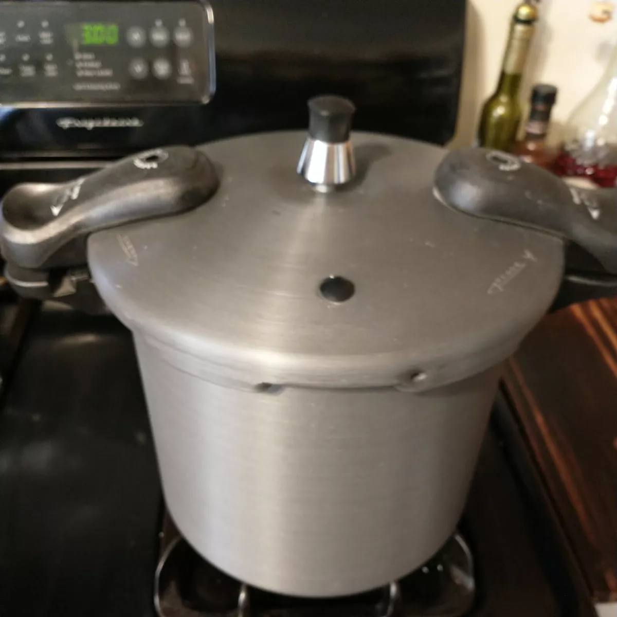 Cooks Anodized 8 Qt Pressure Cooker Y22-4(6)-00