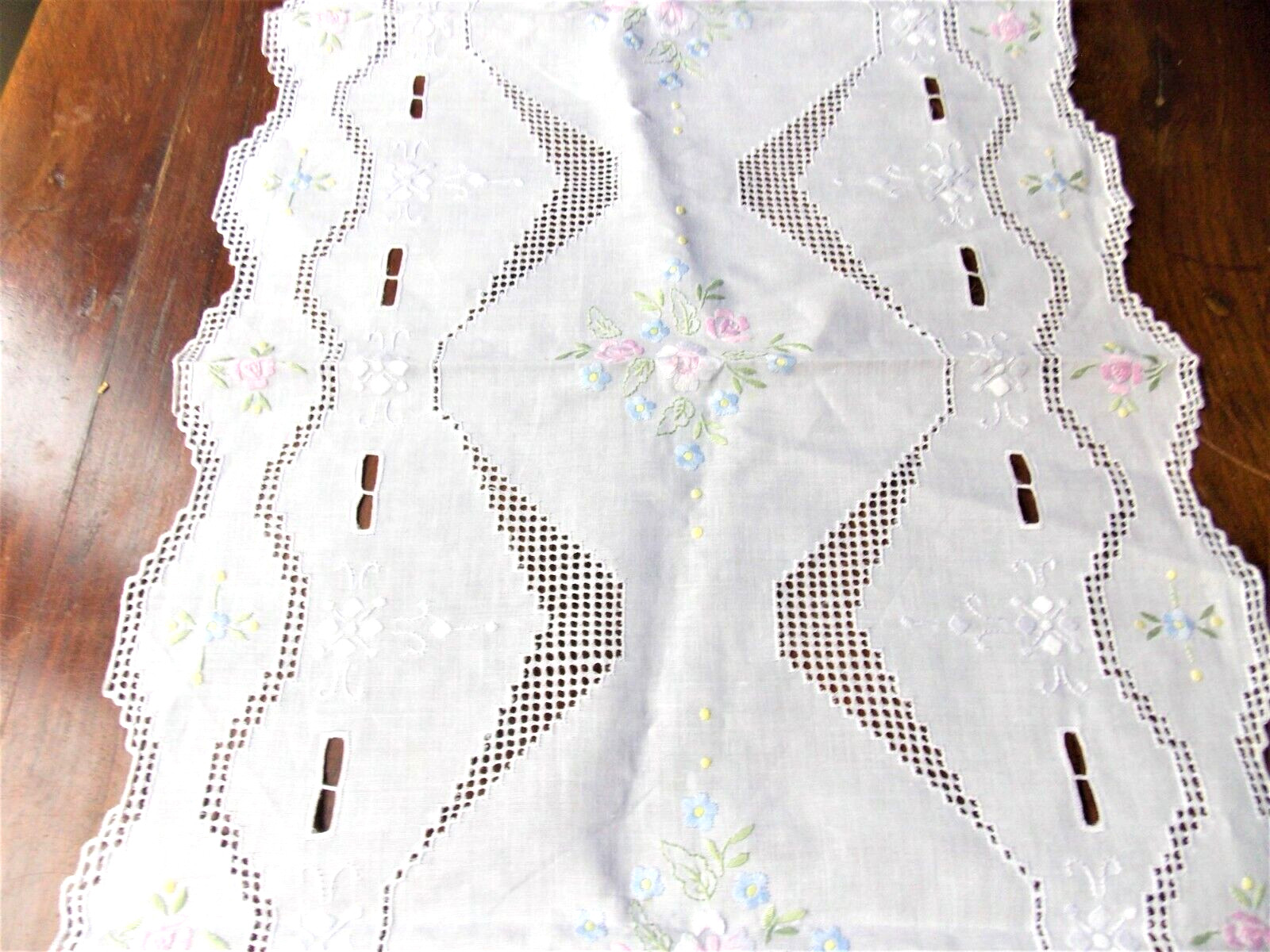 Chemin de table brodé main en lin fleurs pastels pour décoration de table bucolique - 3