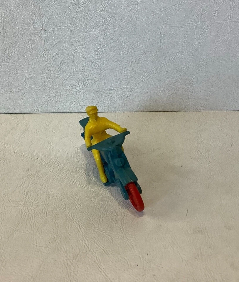 Motocicleta de policía de plástico Renwal de colección azul con ciclista amarillo 4" hecha en EE. UU. Foto 2 de 4